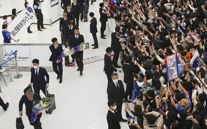 Tuyển Nhật Bản được chào đón như nhà vô địch World Cup, chật cứng người ở sân bay Ảnh 2
