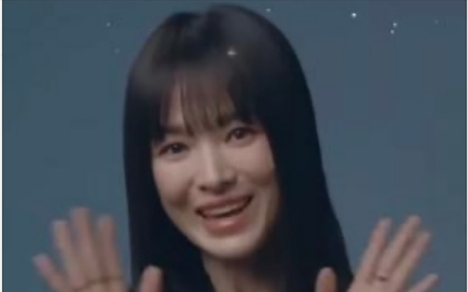 Song Hye Kyo bất ngờ xuất hiện với gương mặt cứng đờ, lộ dấu hiệu phẫu thuật thẩm mỹ? Ảnh 2