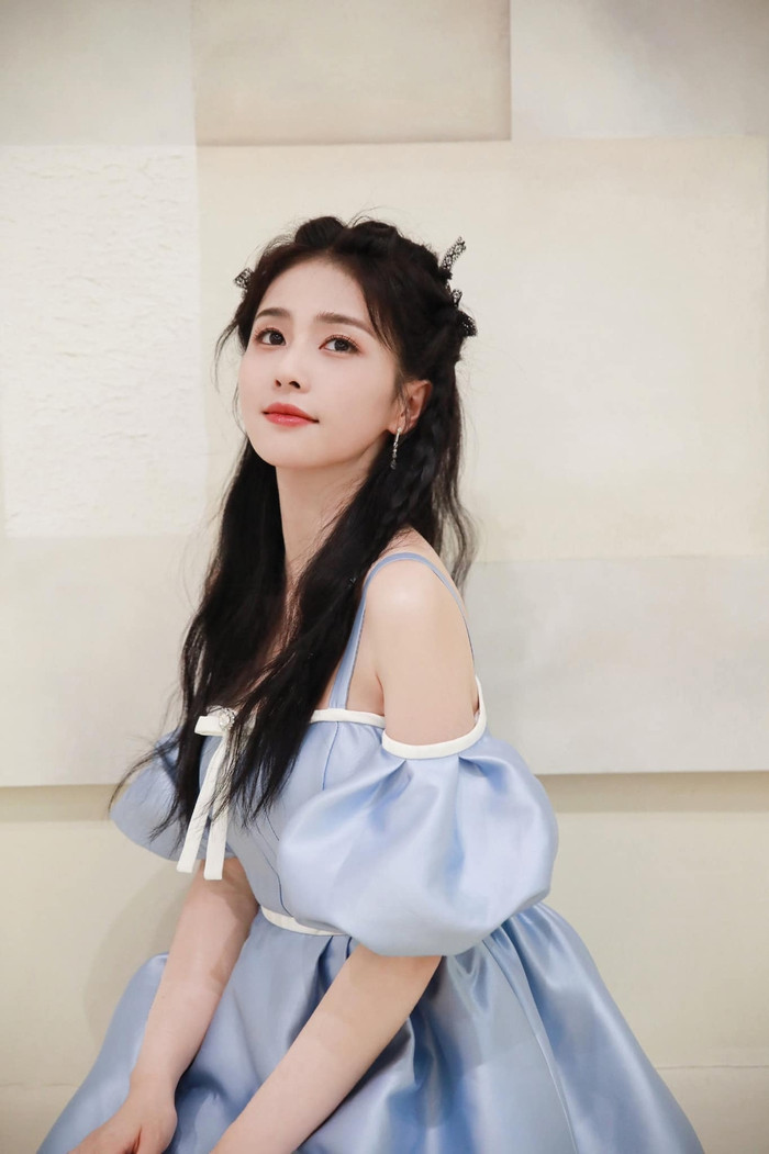 Vốn được đánh giá cao về nhan sắc nhưng Bạch Lộc lại bị chê không bằng Angelababy. 