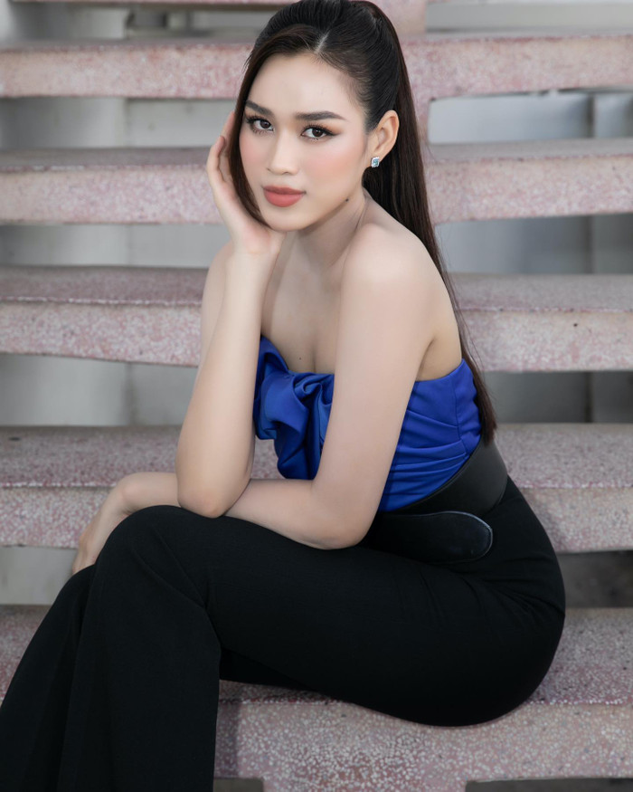 Thỉnh thoảng cô biến tấu phong cách gợi cảm cùng áo cúp ngực.