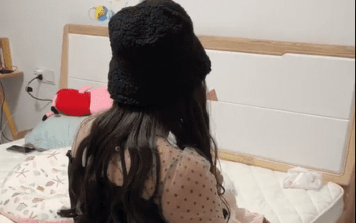 Mẹ vắng nhà, bố hoá trang thành mẹ 'fake' cho con bú khiến dân tình cười nghiêng ngả Ảnh 2
