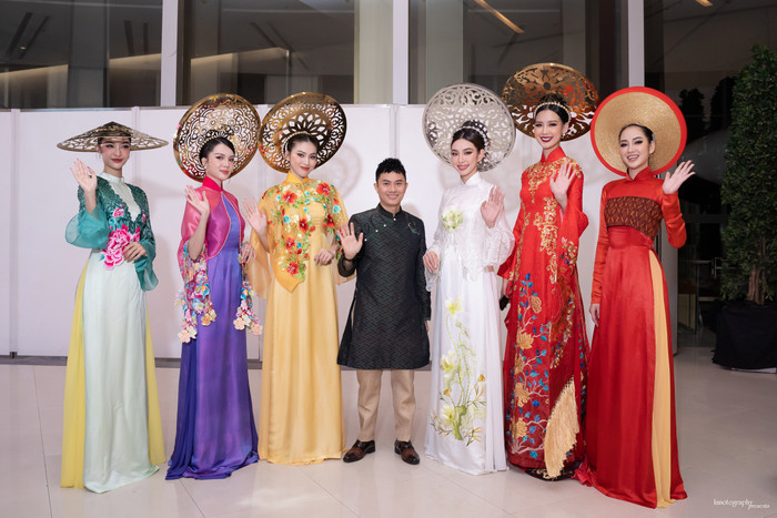 Hoa hậu Thùy Tiên làm vedette kết show, trình diễn xuất thần: Catwalk và múa đều 'đỉnh của chóp' Ảnh 4