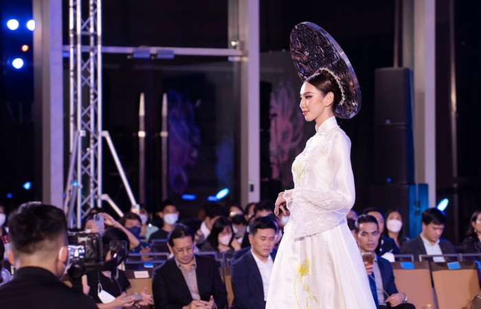 Hoa hậu Thùy Tiên làm vedette kết show, trình diễn xuất thần: Catwalk và múa đều 'đỉnh của chóp' Ảnh 3