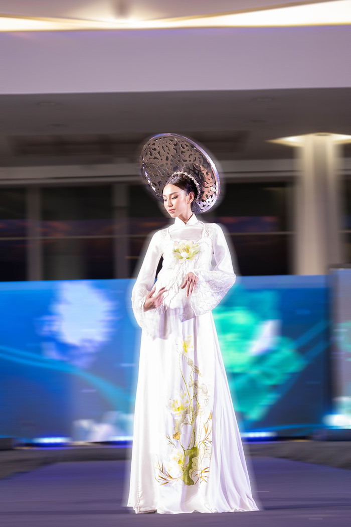 Hoa hậu Thùy Tiên làm vedette kết show, trình diễn xuất thần: Catwalk và múa đều 'đỉnh của chóp' Ảnh 1