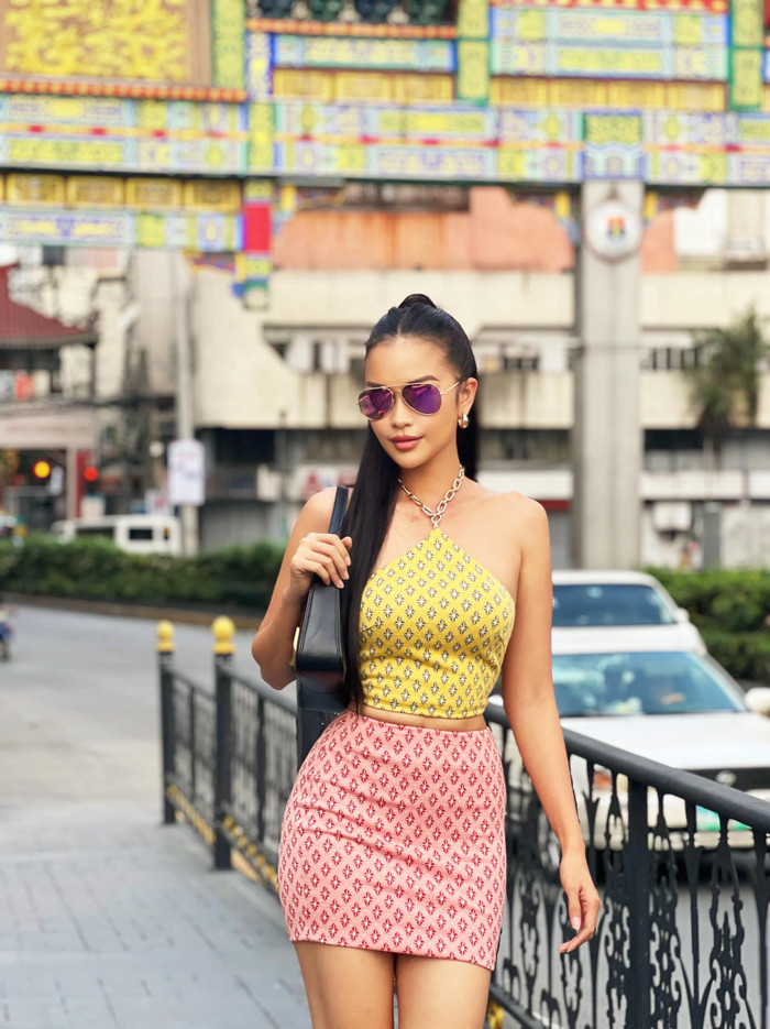 Trông nàng hậu sang chảnh không kém gì các nữ nghệ sĩ Hollywood. Chiếc áo yếm còn làm 'lộ' cơ bụng săn chắc đáng ngưỡng mộ của Ngọc Châu.