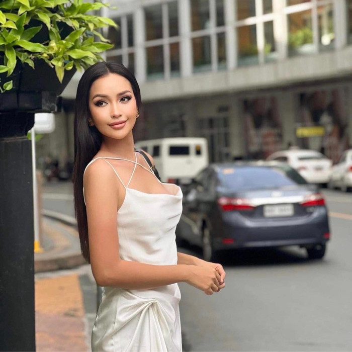 Ngày đầu tiên sang Philippines, Ngọc Châu đã chọn diện layout gợi cảm, nóng bỏng. Cô mặc váy lụa trắng và tự tay trang điểm vô cùng xinh đẹp.