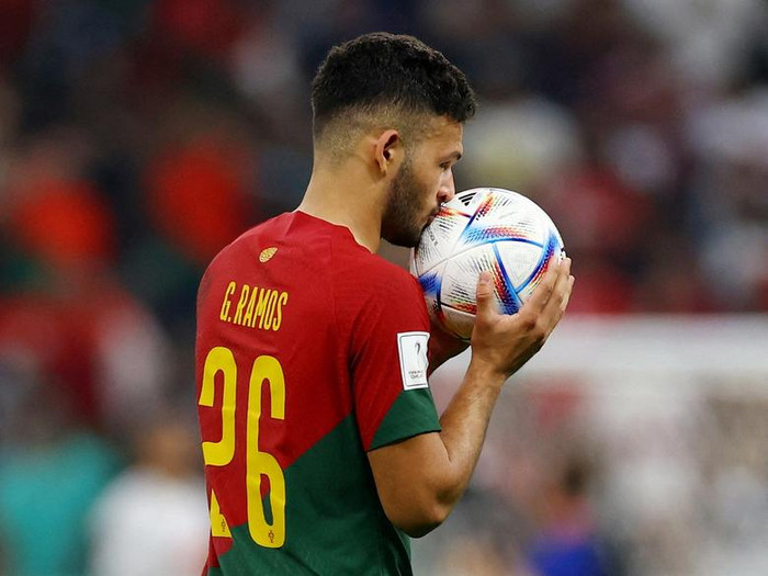 Điểm mạnh của Goncalo Ramos là khả năng chọn vị trí và di chuyển thông minh để ghi bàn. Truyền thông Bồ Đào Nha xem Ramos giống như Thomas Muller của nước Đức, đặt cho anh biệt danh 'phù thủy'. Ảnh: Reuters