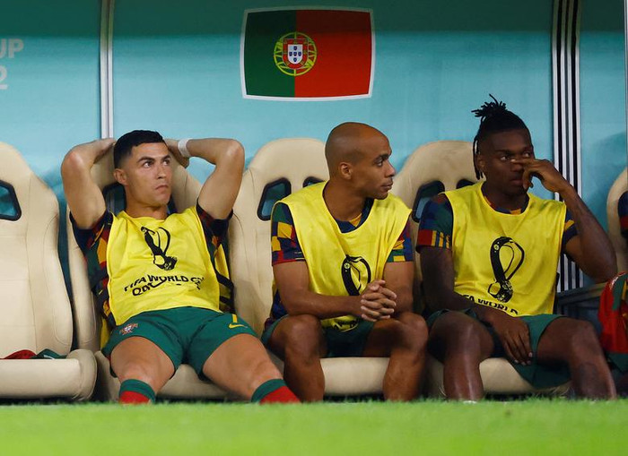 Ronaldo lần đầu tiên phải dự bị ở World Cup 2022, đáng nói siêu sao người Bồ Đào Nha mất suất vào tay Goncalo Ramos - cầu thủ mới 21 tuổi và không được nhiều người biết. Ảnh: Reuters
