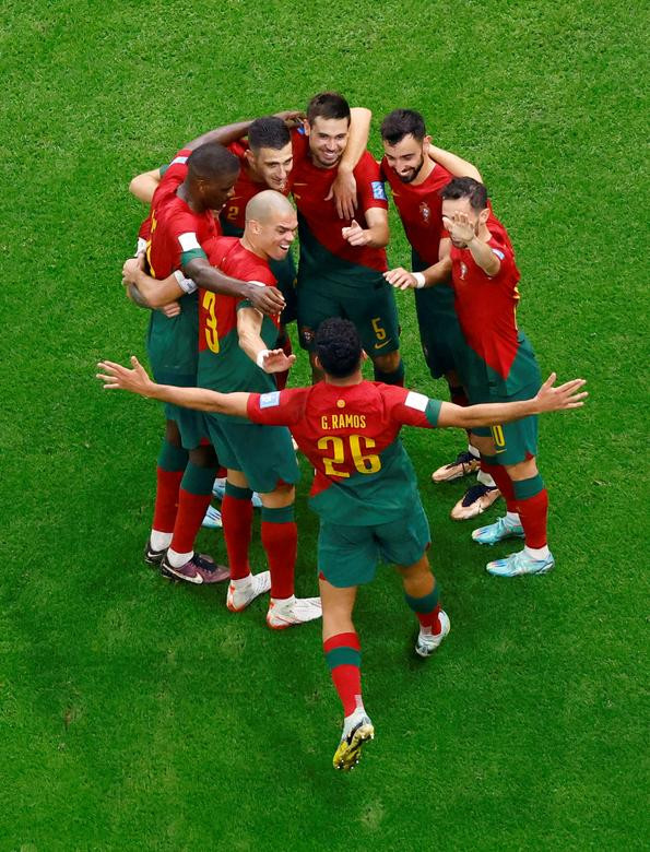Goncalo Ramos đi đến World Cup 2022 nhờ những màn trình diễn ấn tượng trong màu áo CLB Benfica với 14 bàn thắng sau 21 trận đấu. Benfica chính là đội bóng gây sốc nhất ở vòng bảng Champions League mùa này, đội bóng của Goncalo Ramos xếp nhất bảng H có PSG của Messi và loại Juventus (xếp thứ ba). Ảnh: Reuters