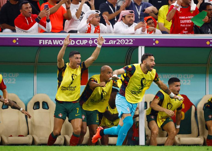 Ronaldo ăn mừng bàn thắng của đàn em theo cách đầy phấn khích. So với Goncalo Ramos, Ronaldo vẫn chưa có nổi một bàn thắng ở vòng đấu loại trực tiếp của World Cup. Đây cũng là điều bất ngờ rất lớn vì Ronaldo được ví như 'cỗ máy ghi bàn' của bóng đá thế giới. Ảnh: Reuters