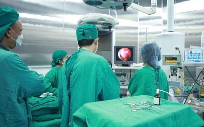 Bệnh nhân đau nhức mũi, ho nhiều được bác sĩ bàng hoàng phát hiện con vật kinh khủng 'chạy' trong mũi Ảnh 2