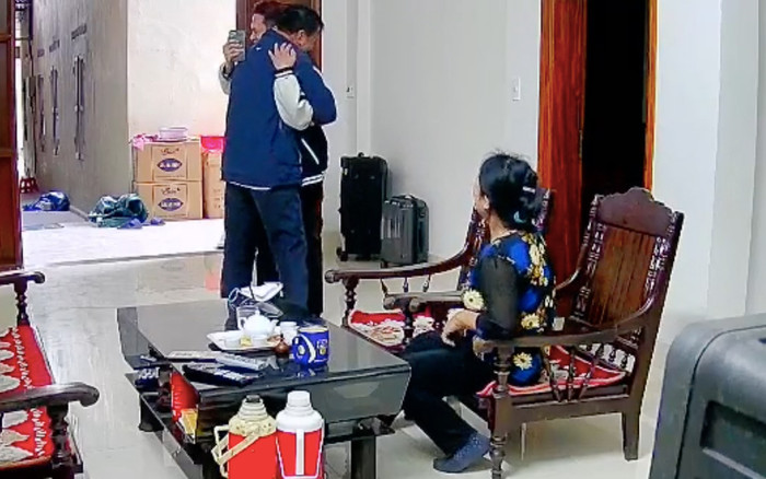 Con đi làm xa bí mật về thăm nhà, cha lúc đầu ngó lơ sau đó lao đến ôm, oà lên khóc nức nở như con trẻ Ảnh 2