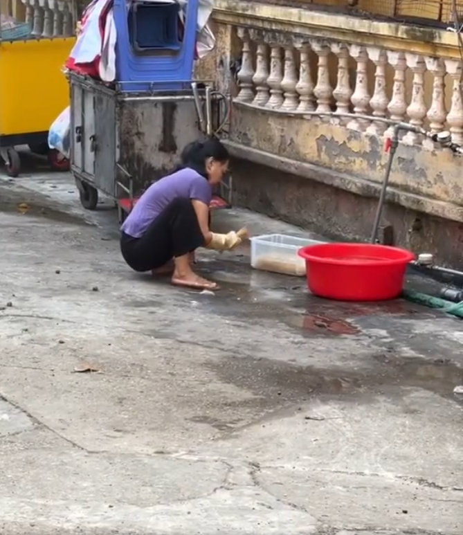 Sốc nặng hình ảnh cô bán 'xiên bẩn' vò giặt xiên ngay dưới lòng đường đen ngòm Ảnh 1