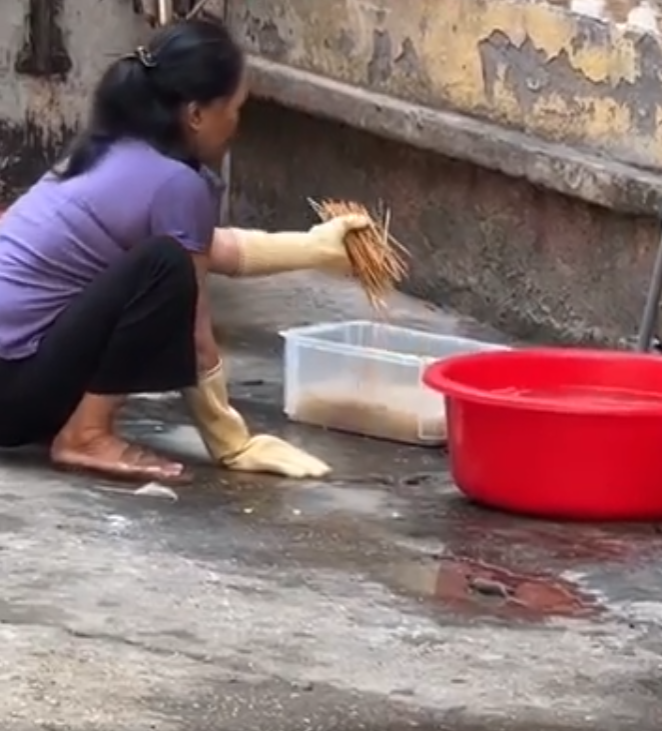 Sốc nặng hình ảnh cô bán 'xiên bẩn' vò giặt xiên ngay dưới lòng đường đen ngòm Ảnh 4