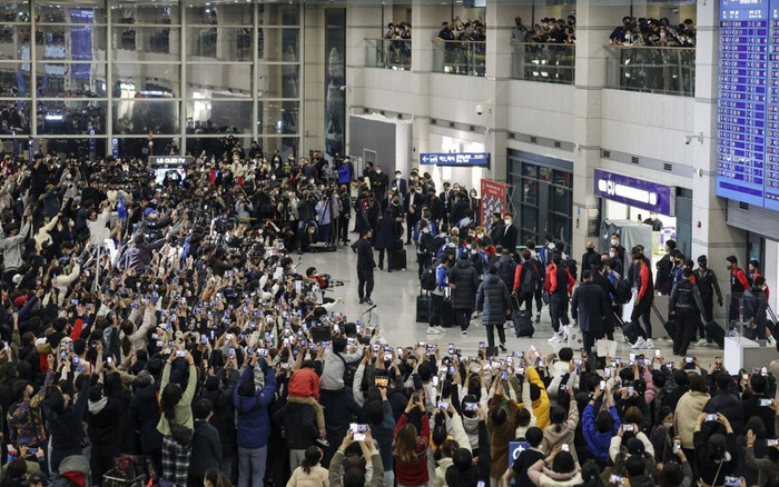 Son Heung-min và tuyển Hàn Quốc về nước được fans chào đón như trong phim Ảnh 2
