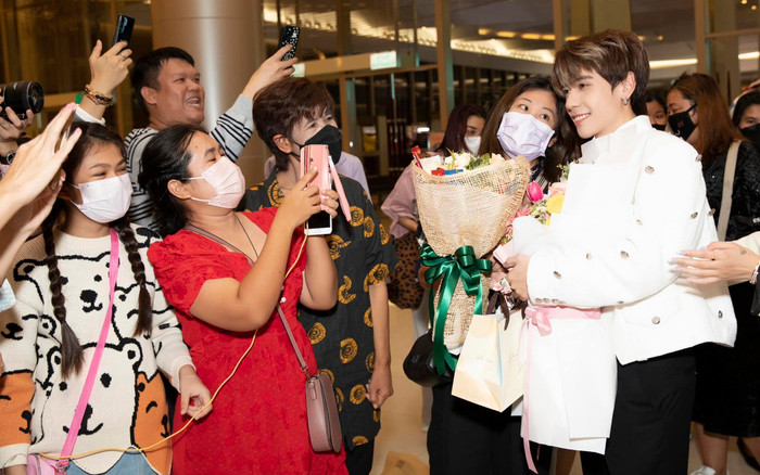 Bất ngờ trước chi tiết tinh tế của fan Thái Lan khi giao lưu với Quang Hùng MasterD trước giờ biểu diễn Ảnh 2