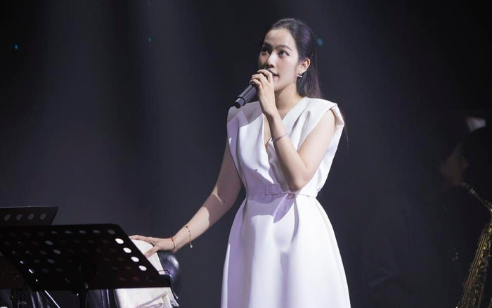 Phát hiện hành động lạ của Nam Em lúc biểu diễn hậu bị chỉ trích thái độ không nghiêm túc trên sân khấu Ảnh 2