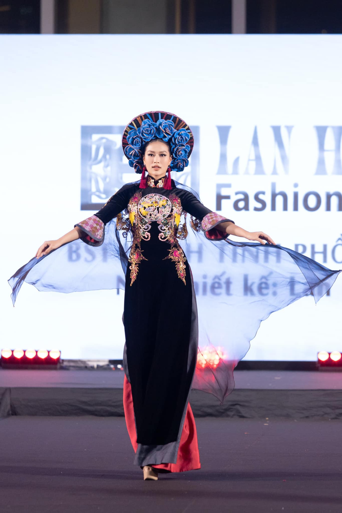 Người đẹp đã thể hiện phong độ trình diễn chuyên nghiệp khi được đóng vai trò vedette và khoác trên mình tà áo dài truyền thống Việt trên sân khấu quốc tế. 