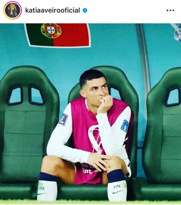 Chị gái Ronaldo đăng trên mạng xã hội: 'Tôi thật sự muốn Ronaldo rời đội tuyển, về nhà để ngồi cạnh chúng tôi. Chúng tôi sẽ ôm em ấy và nói mọi thứ đều ổn đồng thời nhắc lại cho Ronaldo nhớ những gì đã cống hiến cho quê hương...'.