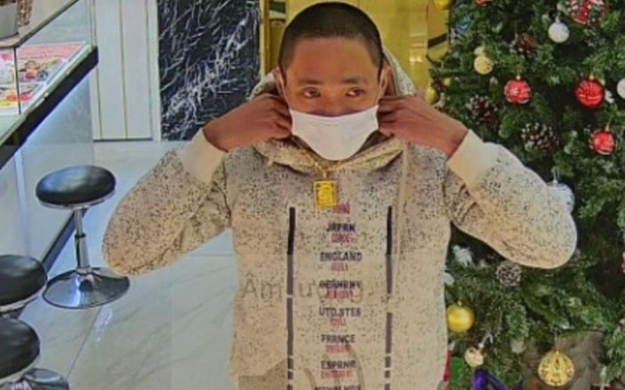 Vào tiệm vàng mạnh dạn hỏi mua món hàng đắt nhất, hành động sau đó của thanh niên khiến nhân viên tái mặt Ảnh 2