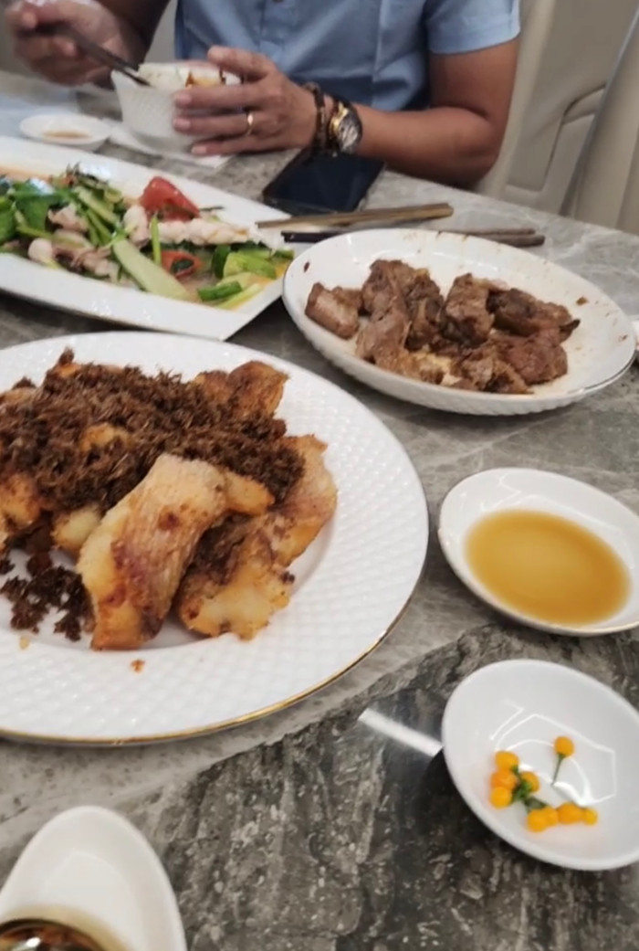 Năm nay, nữ diễn diễn viên tự tay chuẩn bị đồ cúng cố nghệ sĩ. Ngoài vợ chồng Việt Hương còn có sự góp mặt của tài xế đồng hành cùng cố nghệ sĩ Chí Tài 8 năm thuở sinh thời.