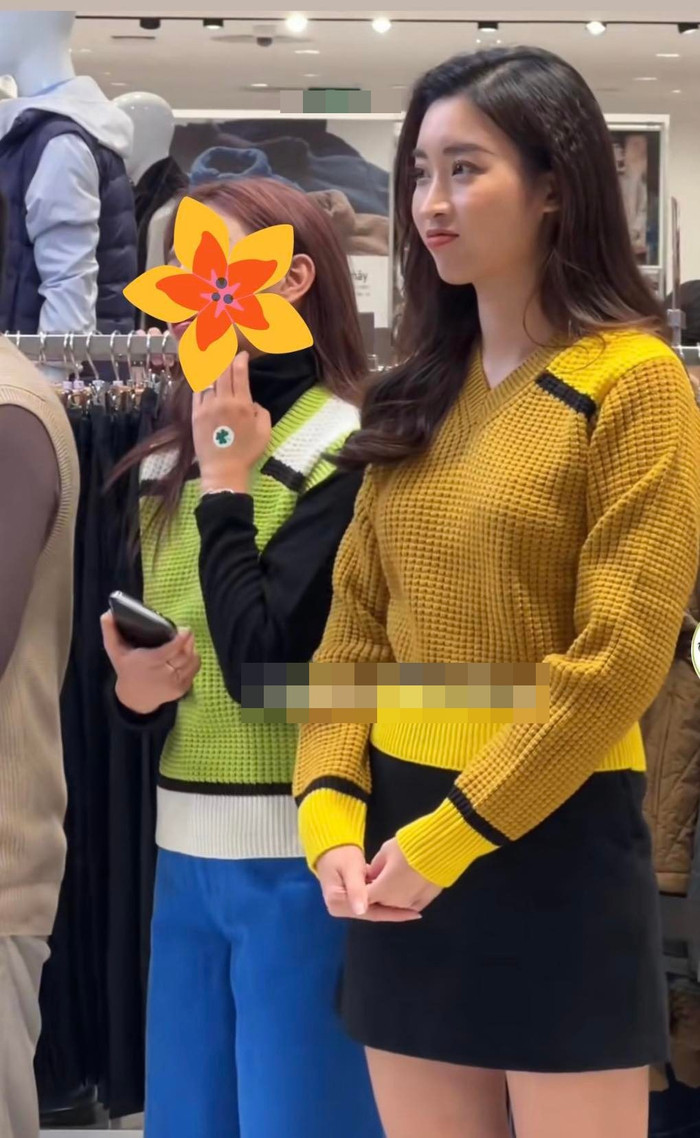 Không lên đồ lộng lẫy, nàng Hậu diện chiếc áo len ít họa tiết cùng váy đen khiến công chúng hết lời khen ngợi bởi phong cách giản dị của Đỗ Mỹ Linh. 