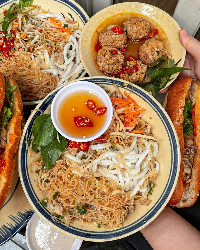 Món bánh này được tạo ra bởi 2 nguyên liệu chính là bánh tằm và bì