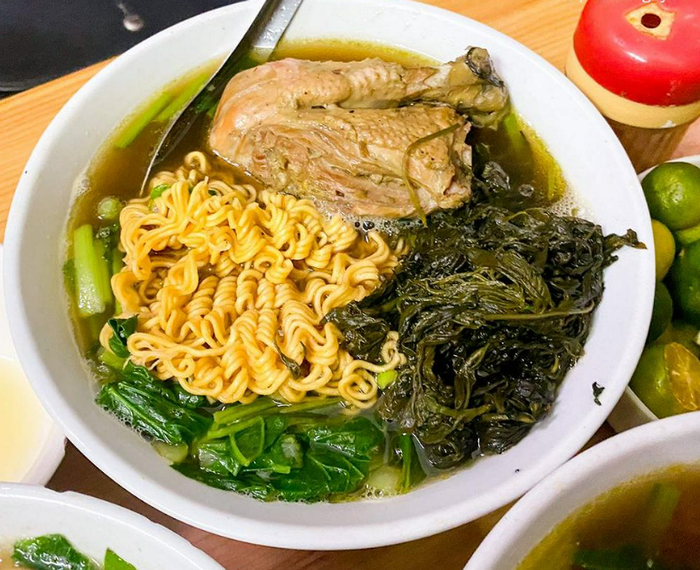 Tuy không bắt mắt nhưng hương vị thơm ngon của mì gà tần rất đáng để thử một lần