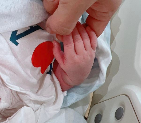 Người đẹp đã khéo léo bảo vệ diện mạo của con trai, chỉ để lộ bàn tay nhỏ nhắn