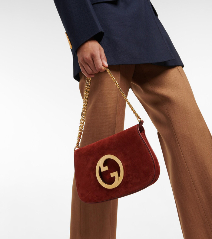 Gucci Blondie shoulder màu đỏ rudy da lộn có giá khoảng 70,000,000 đồng. 