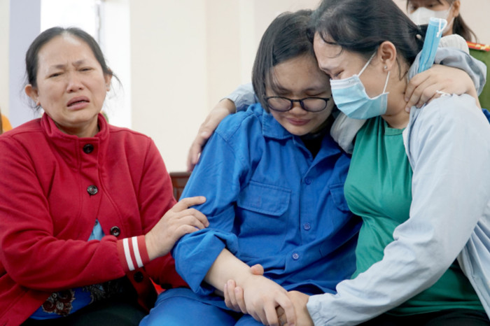 Mẹ và chị của Linh ôm bị cáo khóc, sau khi VKS đề nghị mức án tử hình. (Ảnh: Trường Hà - VNExpress).