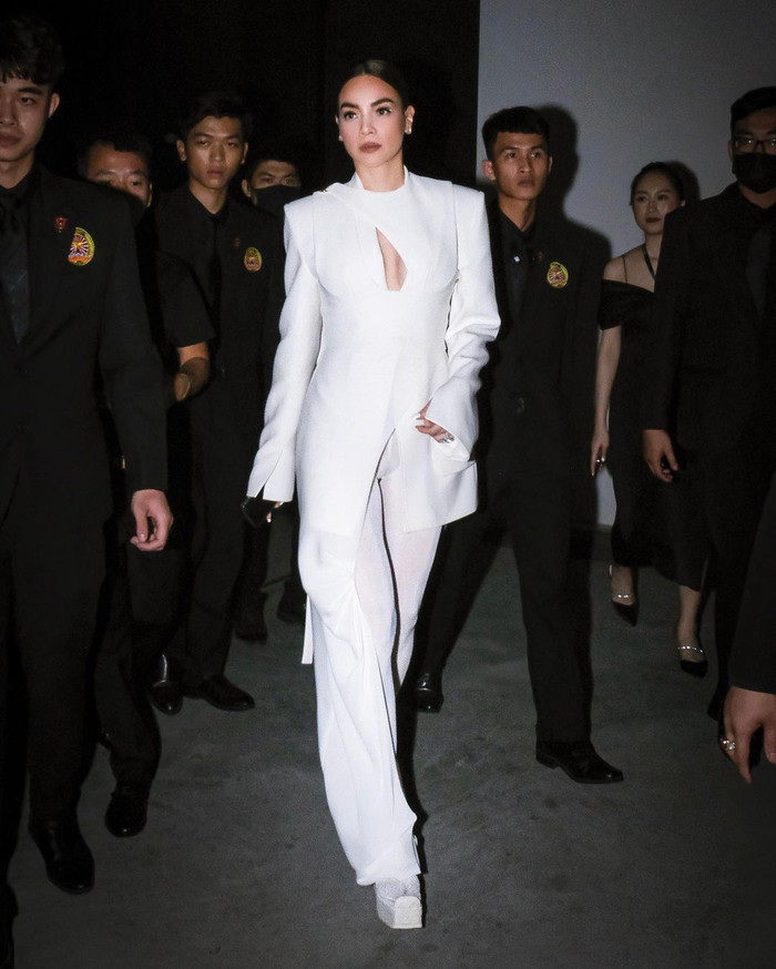 Sẽ hiếm khi nhìn thấy 'nữ hoàng giải trí' phối nhiều màu trong cùng một outfit, diện một màu nhưng toát đầy vẻ đẹp quyền lực có lẽ là tuyên ngôn ăn mặc của Hà Hồ. 