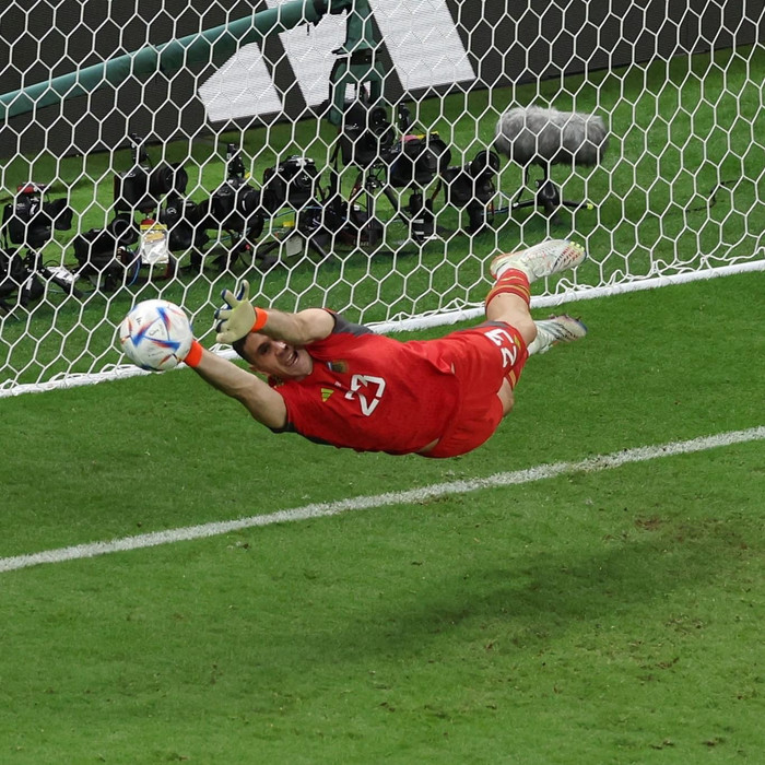 Thủ môn Emiliano Martinez cản hai lượt đá đầu của Hà Lan, do Virgil Van Dijk và Steven Berghuis thực hiện.