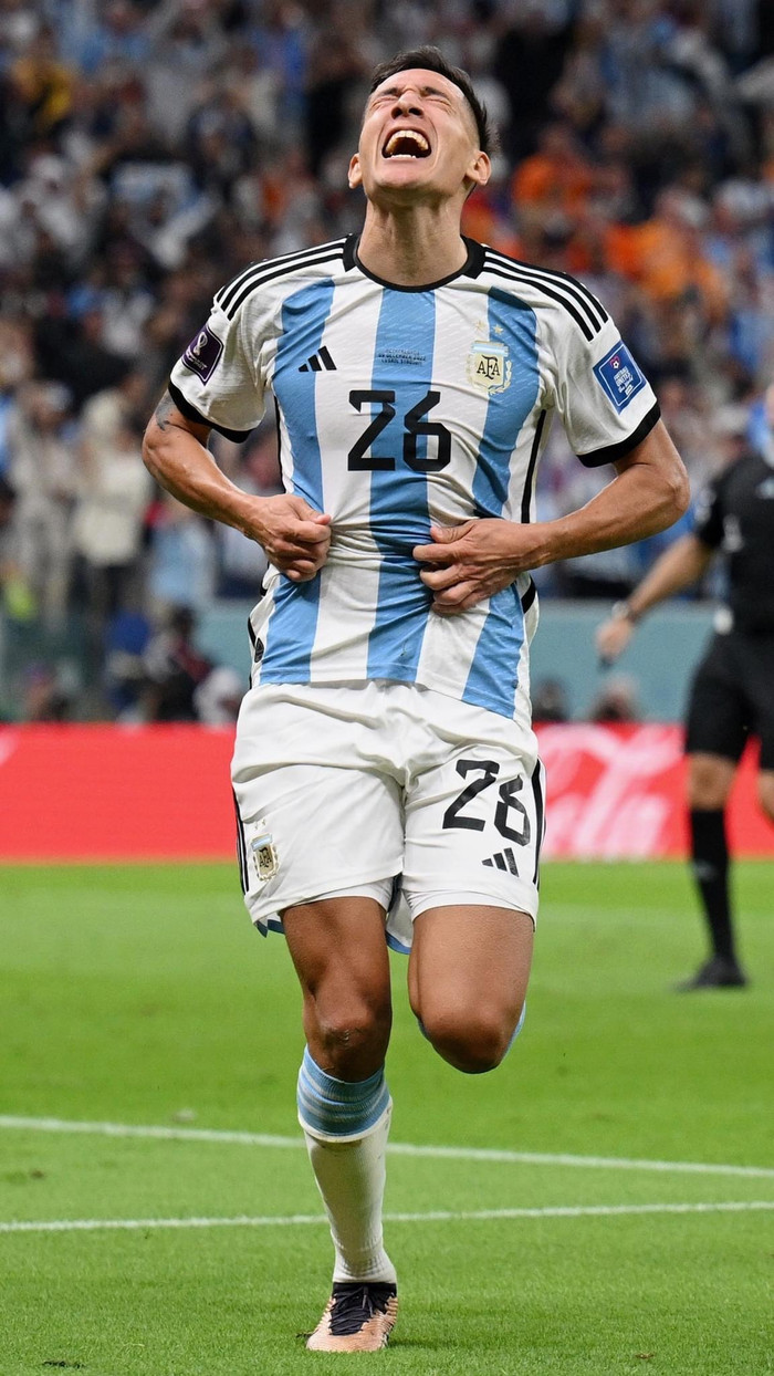 Molina ăn mừng bàn thắng đầy cảm xúc sau khi mở tỷ số cho Argentina.