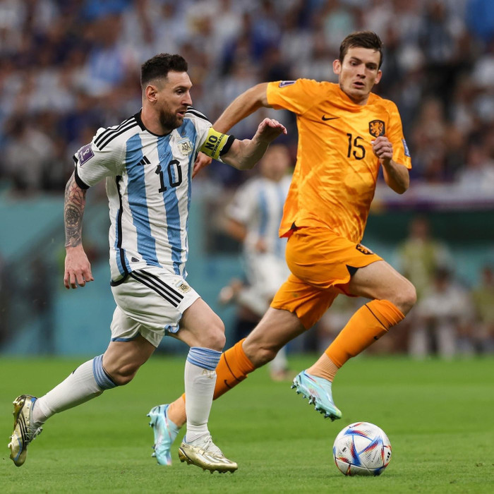 Messi vượt qua Nathan Ake và kiến tạo cho Nahuel Molina ghi bàn mở tỷ số ở phút 35.