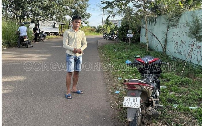 Thấy cô gái trẻ đi xe máy một mình, thanh niên 'cao hứng' rồi hành động khó tin Ảnh 2