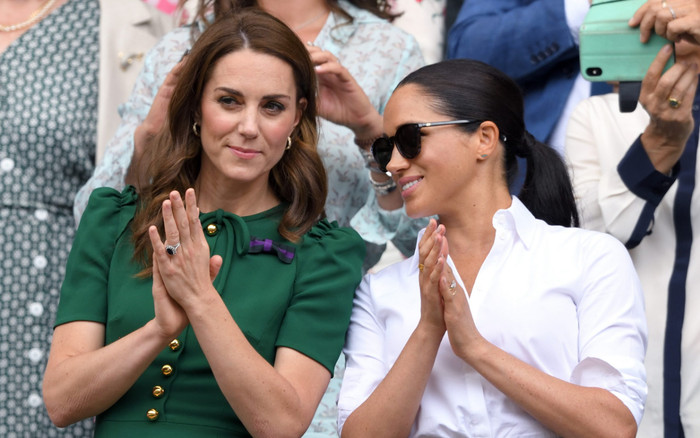 Meghan Markle ấm ức vì không được mặc màu áo giống các thành viên hoàng gia Ảnh 2