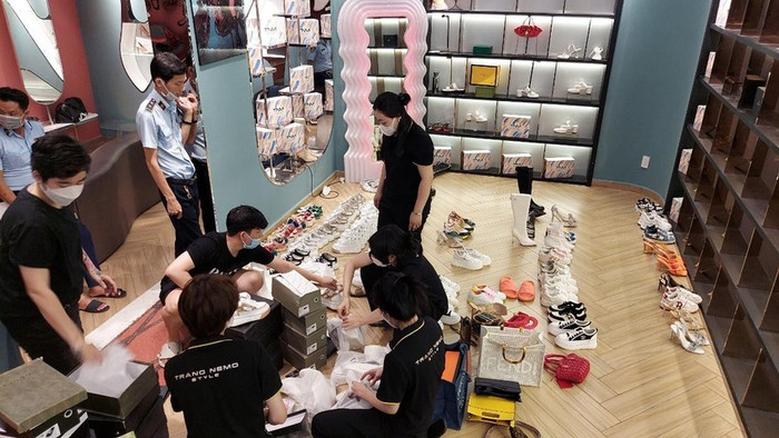 Lực lượng chức năng tiến hành kiểm tra cửa hàng của Trang Nemo