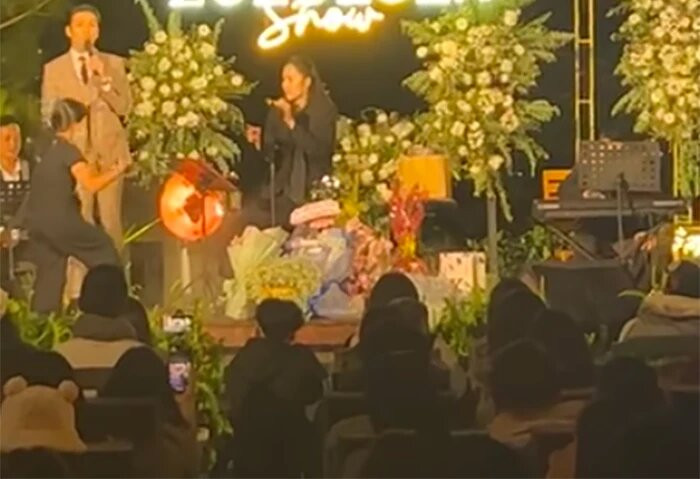 Khoảnh khắc cả hai 'xa mặt cách lòng' tại đêm nhạc vừa qua khiến một bộ phận người hâm mộ vô cùng hoang mang