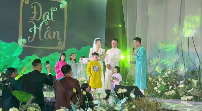 Lễ cưới Hoa hậu Ngọc Hân: Người đẹp xúc động khi nhận quà đặc biệt từ ông xã Ảnh 3