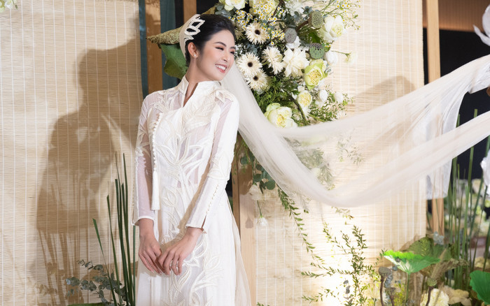 Lễ cưới Hoa hậu Ngọc Hân: Người đẹp xúc động khi nhận quà đặc biệt từ ông xã Ảnh 2