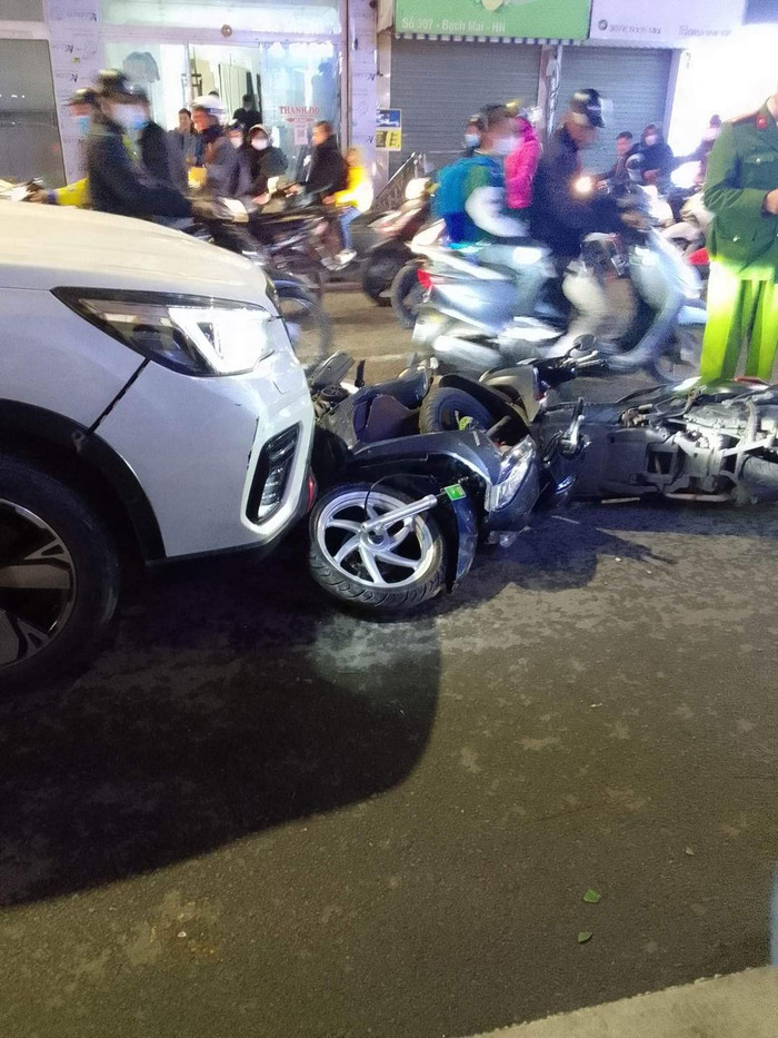 Hà Nội: Ôtô gây tai nạn liên hoàn, 'quét' 10 xe máy ngã la liệt trên đường phố Ảnh 2