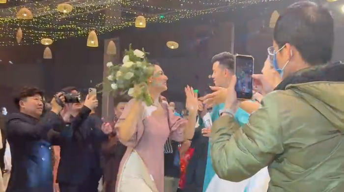 Siêu mẫu Hồng Quế là người bắt được hoa cưới.