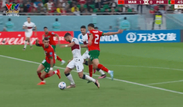 Bruno Fernandes ngã trong vùng cấm Morocco sau khi Achraf Hakimi kéo ngã. Đây là tình huống trọng tài không cho rằng Bồ Đào Nha được hưởng phạt đền.