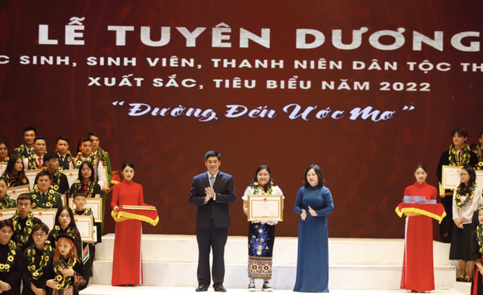 Lễ tuyên dương năm nay tôn vinh truyền thống hiếu học của dân tộc Việt Nam; đồng thời biểu dương, khích lệ tinh thần nỗ lực phấn đấu của học sinh, sinh viên, thanh niên. (Ảnh: Báo tin tức).