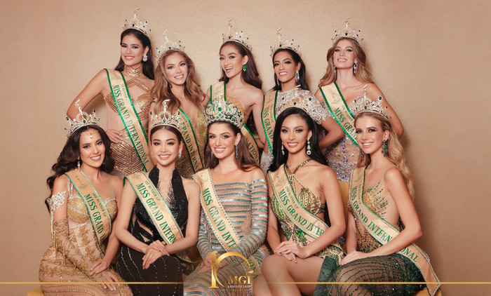 Miss Grand International và Miss Supranational cùng đưa ra mức giá hữu nghị là 1.000 USD cho phí bản quyền của mỗi quốc gia đăng cai tổ chức.