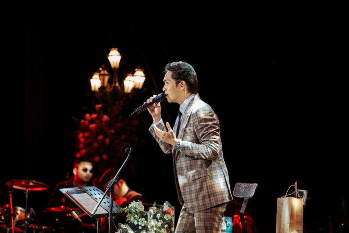 Bạch Công Khanh đăng ảnh 'lẻ bóng' tại đêm nhạc dù diễn chung với Nam Em