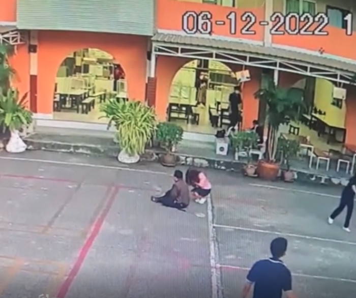 Cô gái tỏ ra ăn năn hối lỗi sau pha đá bóng sơ ý trúng người thầy của mình.