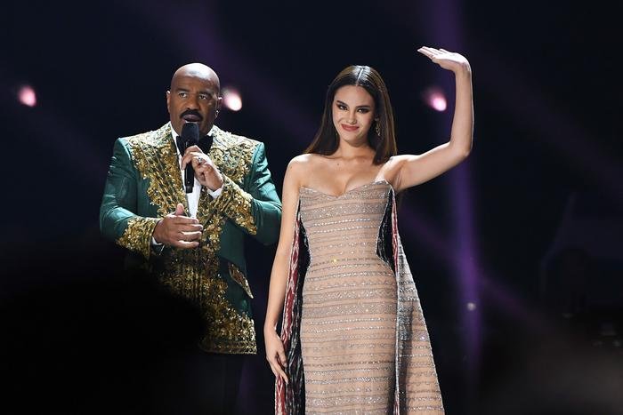 Catriona Gray sẽ thay thế Steve dẫn dắt Miss Universe: Fan năn nỉ Mèo Xám hãy bung xõa Lava Walk? Ảnh 2