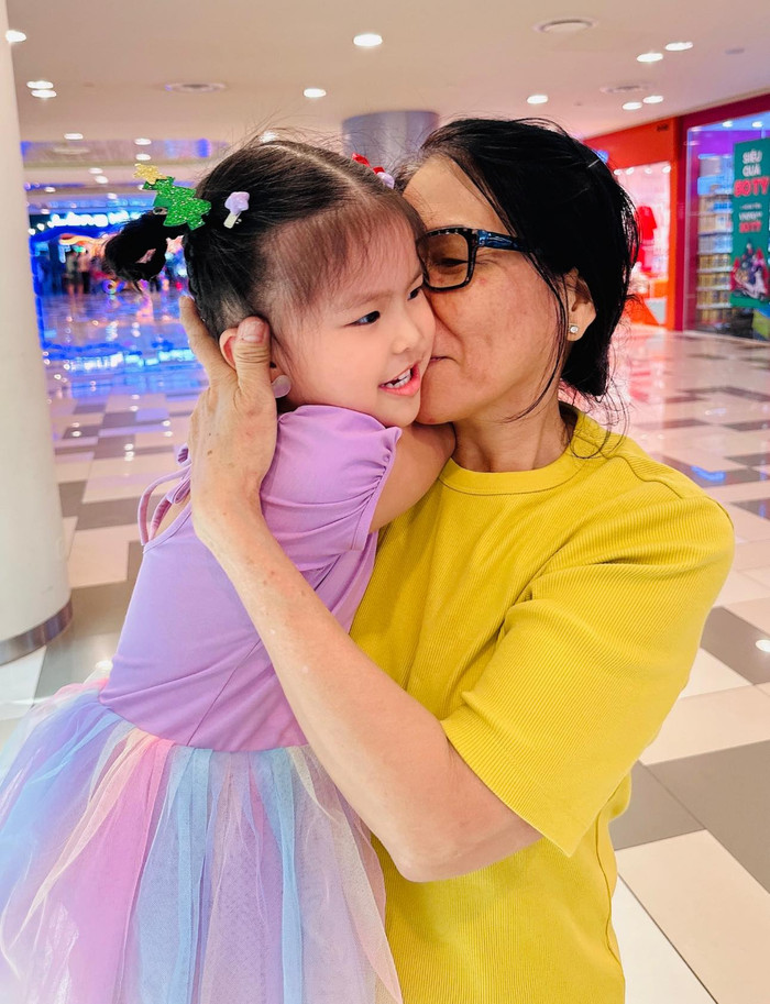 Con gái Lê Phương vô cùng thân thiết với bà nội